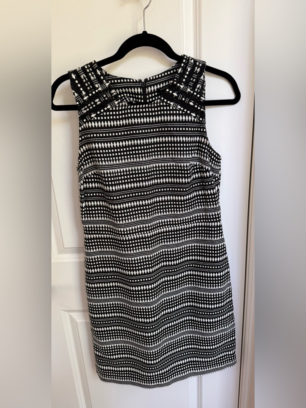 Banana Republic Black & White Patterned Sleeveless Shift Dress